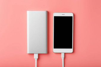 powerbank指控智能手机粉红色的背景通用外部电池小工具免费的空间简约作文