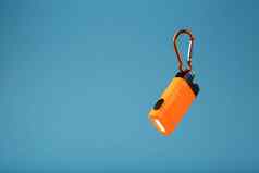 橙色领导手电筒竖钩蓝色的背景领导灯飞行