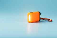橙色领导手电筒竖钩发光蓝色的背景