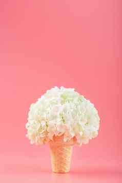 花束白色花冰奶油锥粉红色的背景