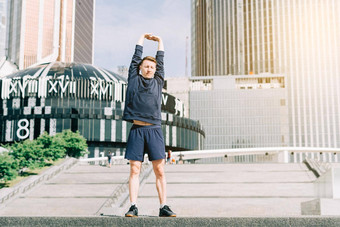 年轻的运动员男人。跑步者运行城市楼梯夏天早....运行背景城市城市街体育培训健身有氧运动锻炼新鲜的空气走