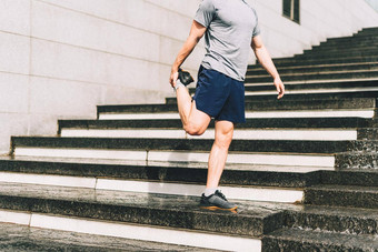 年轻的运动员男人。跑步者运行城市楼梯夏天早....运行背景城市城市街体育培训健身有氧运动锻炼新鲜的空气走