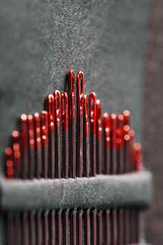 缝纫针大小集红色的黑色的背景