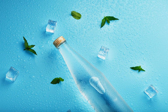 冷水瓶冰多维数据集滴薄荷叶子蓝色的背景