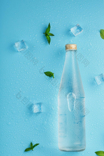 瓶冰冷饮料冰多维数据集滴薄荷叶子蓝色的背景