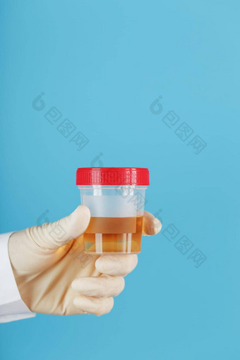 容器生物材料尿液分析手医生白色橡胶手套蓝色的背景