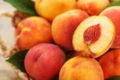 片多汁的成熟的桃子特写镜头石头减少水果
