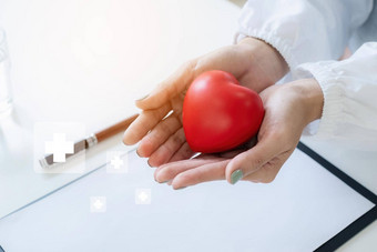 心脏病专家持有红色的心私人诊所医疗技术诊断心概念
