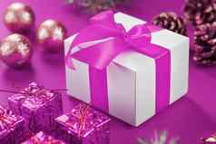 圣诞节玩具礼物白色盒子粉红色的背景
