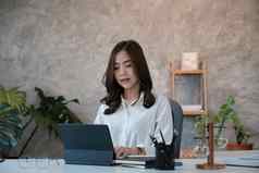 思考业务深思熟虑的年轻的女人数字平板电脑屏幕坐着工作的地方首页工作远程