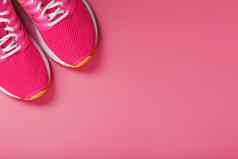 体育粉红色的运动鞋粉红色的背景免费的空间