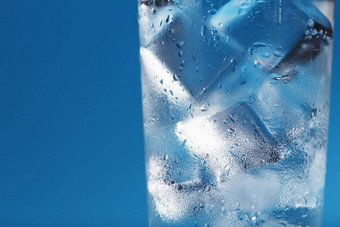 玻璃冰水冰多维数据集蓝色的背景
