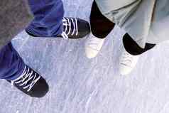 女人男人。冰滑冰冬天活动有趣的冰溜冰场冰脚