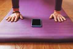 女孩瑜伽智能手机在线互联网淡紫色地毯生活房间