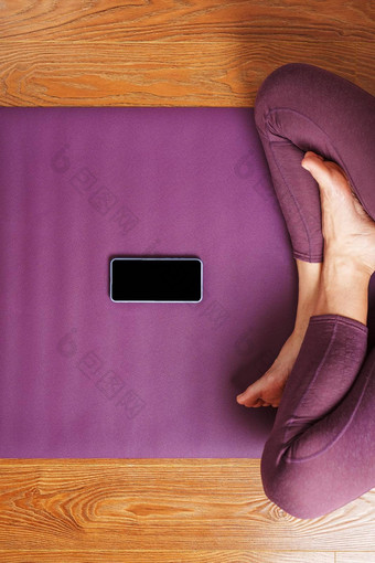 女孩<strong>瑜伽</strong>智能手机在线互联网淡<strong>紫色</strong>地毯生活房间