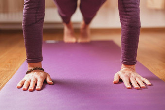 女孩瑜伽体位淡紫色地毯生活房间