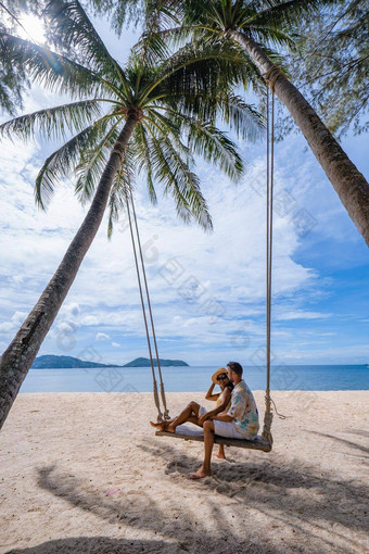 夫妇海滩普吉岛放松海滩椅子热带海滩普吉岛泰国