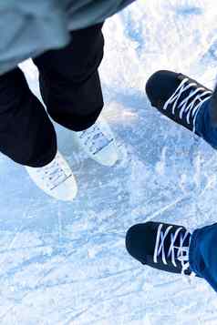女人男人。冰溜冰场冬天活动有趣的冰溜冰场冰脚