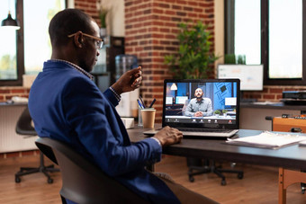 公司员工视频调用会议移动PC闲谈，聊天男人。启动办公室