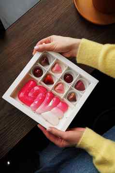 手年轻的女人持有礼物糖果bbox手工制作的糖果