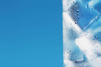 冰多维数据集玻璃让人耳目一新冰水蓝色的背景