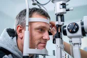 眼科医生病人测试视力男人。眼睛测试验光师眼科医生装置眼睛检查诊所医生检查病人视力测量