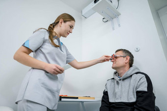 检查病人愿景眼睛考试验光师检查病人视力愿景修正病人经历愿景检查特殊的眼科眼镜眼睛诊所选择眼镜
