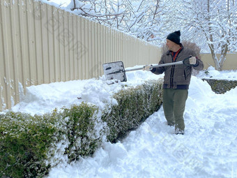 清洁树重降雪由于危险分支<strong>机构</strong>打破冬天园艺男人。雪铲摇雪女贞分支<strong>机构</strong>