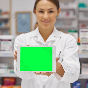 治疗肖像有吸引力的药剂师持有空白数字平板电脑显示