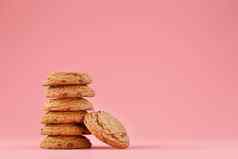 燕麦片饼干块巧克力站塔粉红色的背景