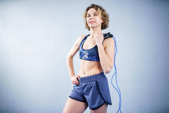 适合女人跳绳子摆姿势健身房体育运动练习健康的生活方式概念运动快乐女人跳过绳子摆姿势相机活跃的生活方式概念健康的生活方式