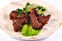肉烤肉串肋骨亚美尼亚式面包洋葱卷心菜白色板孤立的白色背景
