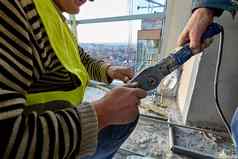 未知的工人工作服焊接铁塑料管道管切割剪刀平高层建筑建设