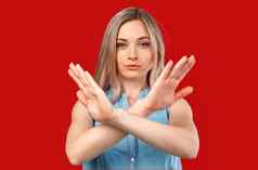 年轻的女人显示手停止手势孤立的颜色背景
