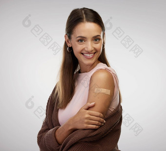 <strong>疫苗</strong>照片龙舌兰酒照片拍摄年轻的女人站工作室接种<strong>疫苗</strong>