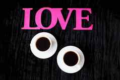 杯咖啡粉红色的背景登记爱情人节一天