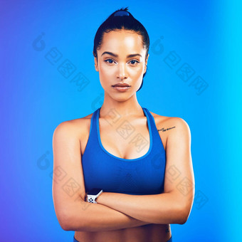 健身需要<strong>奉献</strong>工作室肖像有吸引力的年轻的女运动员摆姿势蓝色的背景