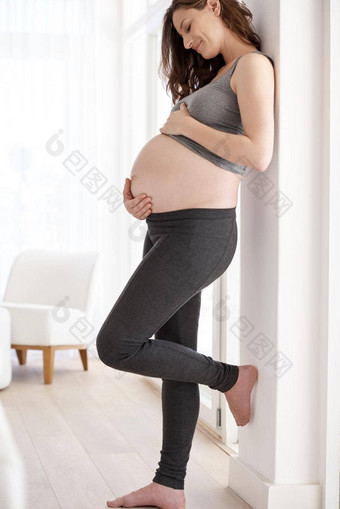 她是期待完整的长度拍摄年轻的怀孕了女人站首页