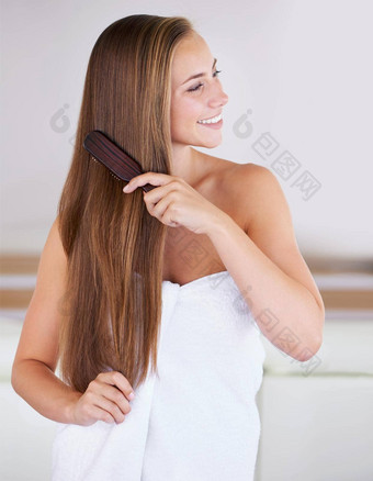 刷牙使头发成长快华丽的浅黑肤色的女人女人刷牙健康的长头发