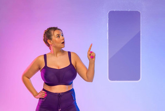 设计移动应用程序广告女人显示智能手机屏幕紫色的工作室背景微笑女孩广告模板手机显示模型