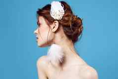 漂亮的女人只肩膀毛茸茸的耳环珠宝奢侈品化妆品