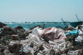 海地平线行真正的<strong>海洋</strong>生活气候危机自然土地污染脏沙子海滩扔户外塑料<strong>垃圾</strong>浪费环境保护问题<strong>垃圾</strong>引起的男人。使