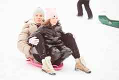快乐妈妈。婴儿女孩坐着雪橇滑雪橇雪山享受白色冬天一天公园支出时间周末