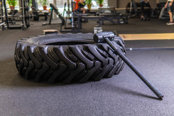 轮胎黑色的背景大锤谎言它成长健身轮大锤锻炼身体重量下午适合权力生活方式浓度物理翻转俱乐部汗水在室内翻转