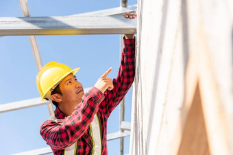 建设工人承包商检查房子框架