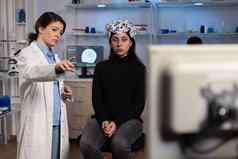 神经学家医生显示医学专业知识女人病人脑电图耳机