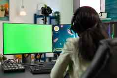 集中球员女人玩在线电子游戏游戏比赛