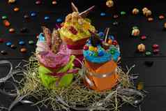 复活节蛋糕色彩斑斓的生蛋白人糖衣糖果