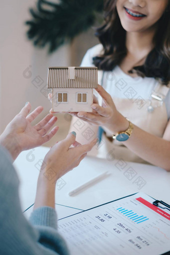 关闭业务女人给房子签署协议购买房子银行经理真正的房地产概念