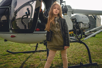 棕色头发的13岁以下的女孩站开放直升机
